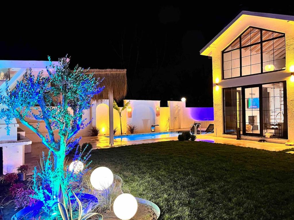 una casa con luces en el patio por la noche en SAPANCA RİPS Lüks Suit Villa, en Sapanca