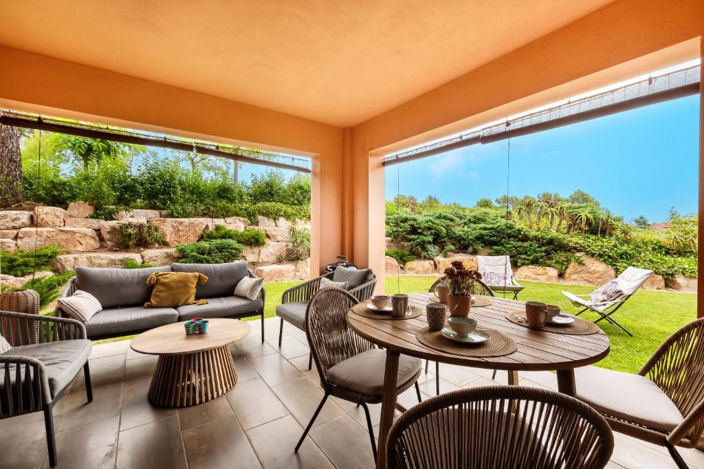 a living room with a couch and tables and chairs at Fabuloso Birdie 8 : entre mar y montañas in Bonmont Terres Noves