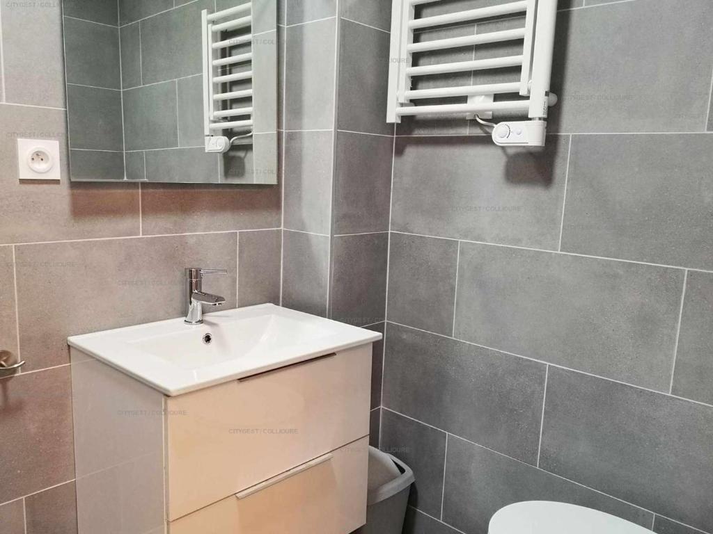 a bathroom with a sink and a toilet at 4PA72 - Magnifique appartement pour 4 dans résidence avec piscine et parking in Collioure