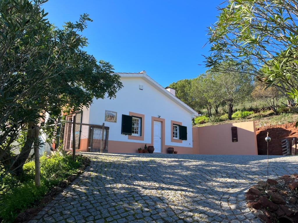 Mexilhoeira Grande的住宿－Maison Algarve，一座带车道的大型白色房屋