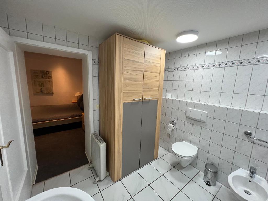 ein Bad mit einem WC und einem Waschbecken in der Unterkunft EG Wohnung mit eigenem Eingang in Recklinghausen