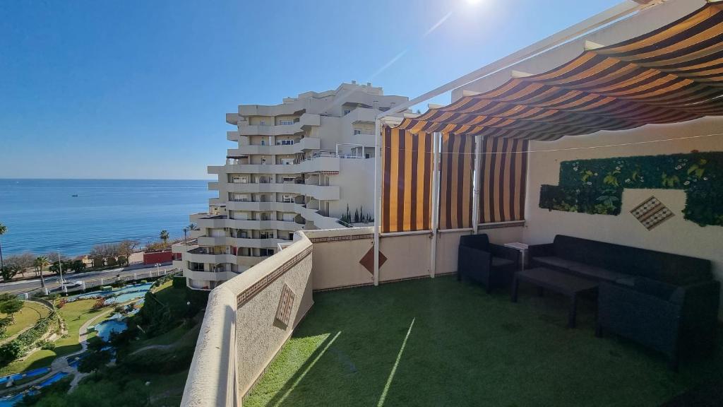 Benalbeach. Espectacular terraza, vistas al mar.