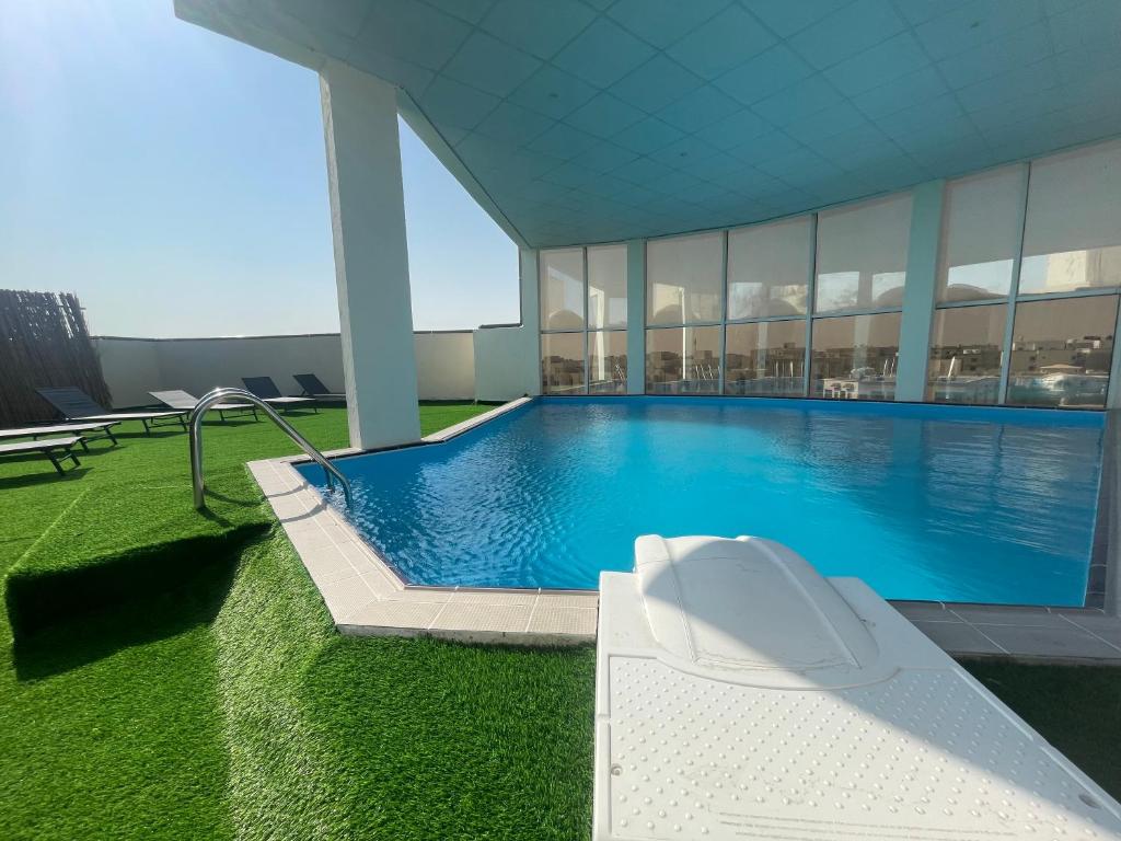 una grande piscina in un edificio di Wakra Inn Hotel Apartments a Al Wakrah