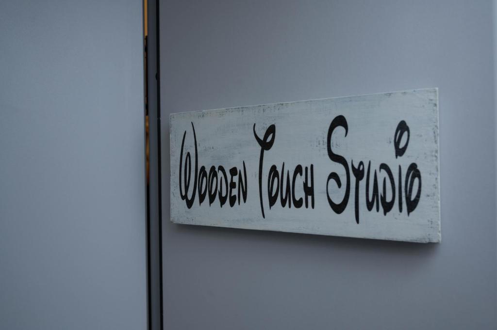 a sign that reads queen rock studio on a white wall at Wooden Touch Studio in Braşov