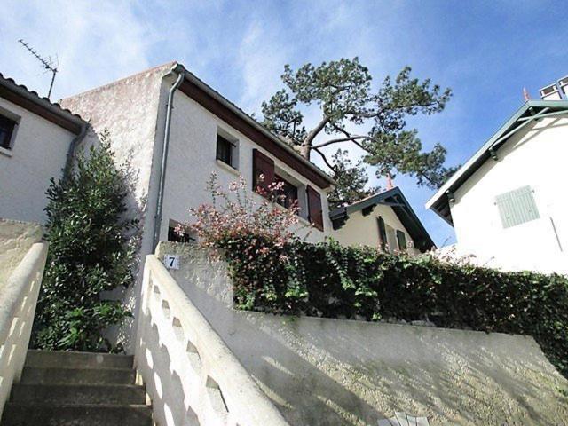 une maison avec des escaliers menant à une maison dans l'établissement Saint Palais sur Mer - MAISON MITOYENNE - proximité PLAGE et CENTRE, à Saint-Palais-sur-Mer