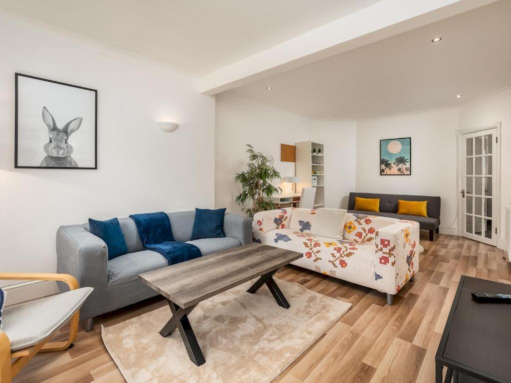 Family Friendly 3 Bed Home In Pinner Pets Welcome - Pass the Keys ...