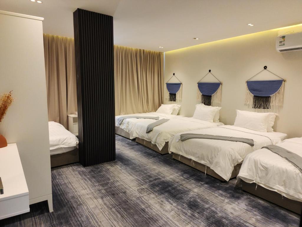 En eller flere senge i et værelse på Al Qand Chalet For Families Only