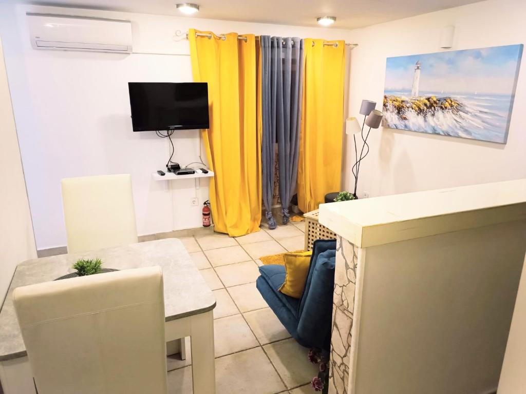 TV a/nebo společenská místnost v ubytování AS Lucana Apartment - Ground floor