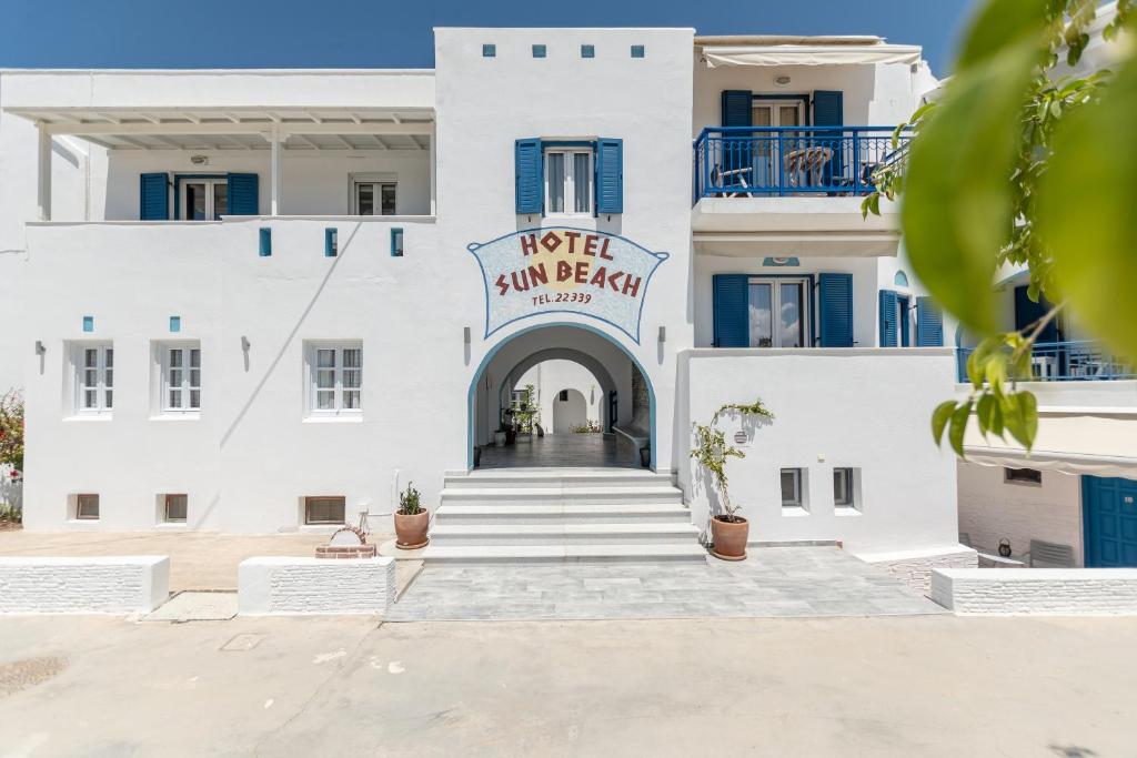 un bâtiment avec un panneau indiquant la plage ensoleillée de l'hôtel dans l'établissement Sun Beach Hotel, à Naxos Chora