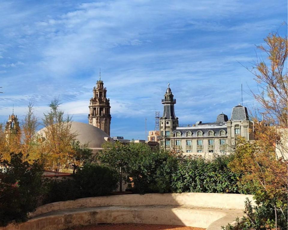 ein großes Gebäude mit zwei Türmen darüber in der Unterkunft Hostal Porxos Garden in Barcelona