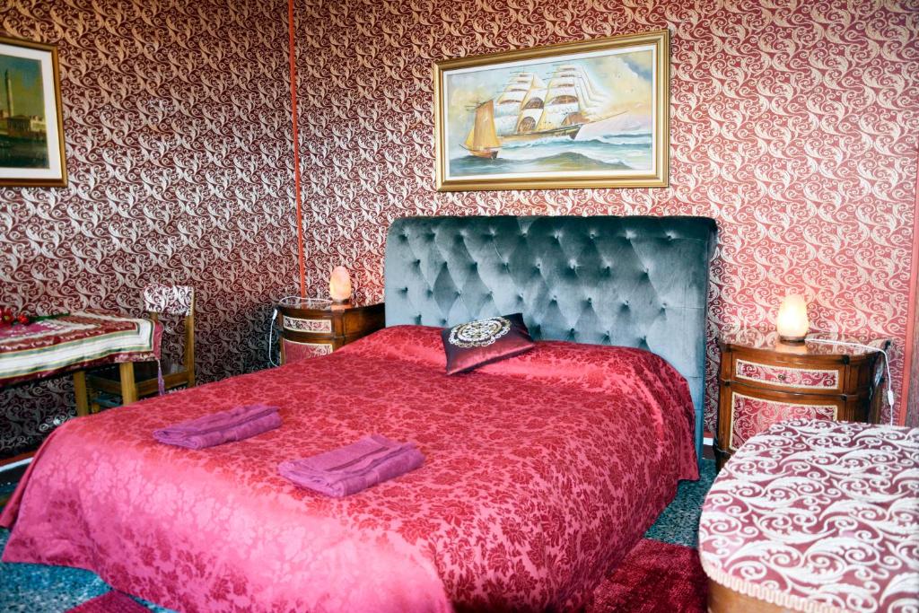 Postel nebo postele na pokoji v ubytování Venice Rainbow Apartment San Marco