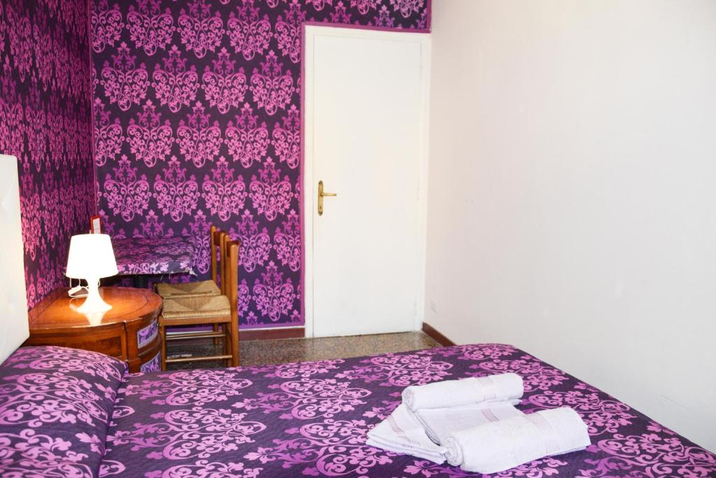 Postel nebo postele na pokoji v ubytování Venice Rainbow Apartment San Marco