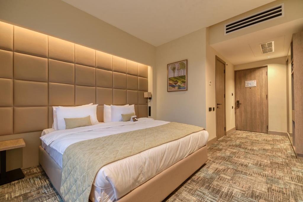 Postel nebo postele na pokoji v ubytování Hayasa Hotel Yerevan