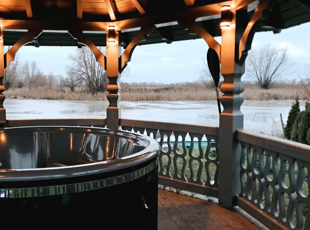 Výhled na řeku, která protéká v blízkosti chaty