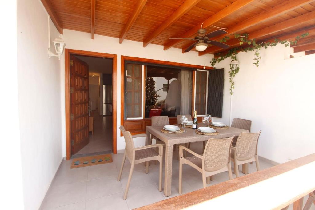 y un patio con mesa de comedor y sillas. en Beach - Sun apartament - Sol y Playa Puerto del Carmen, en Puerto del Carmen