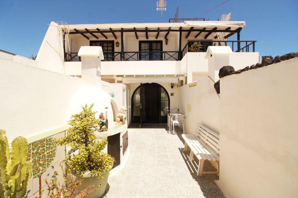a walkway leading to a house with white walls at Dúplex Vista Mar Puerto Del Carmen in Puerto del Carmen