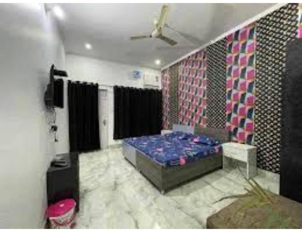 1 dormitorio con 1 cama en una habitación en Saini Guest House , Gurdaspur, en Gurdāspur