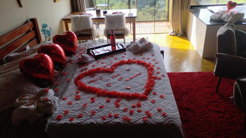 a cake in the shape of a heart on a table at Chales Sabor Dos Ventos in Gonçalves