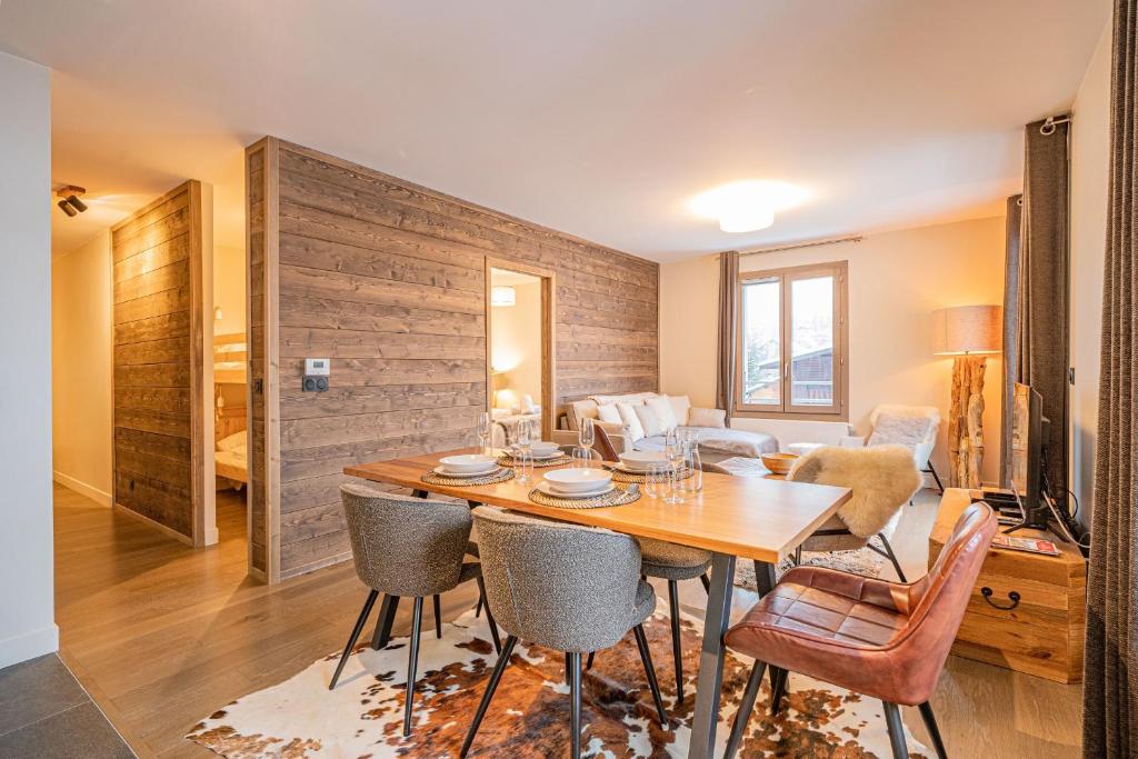 - une salle à manger avec une table et des chaises dans l'établissement Perle Blanche - Brand New 2 bedroom apartment perfectly located, à Chamonix-Mont-Blanc