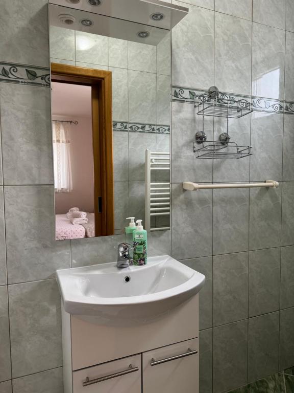 bagno con lavandino e specchio di House Kajfes a Jezerce
