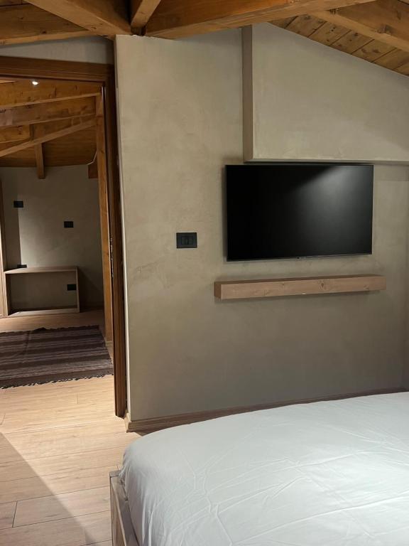TV a/nebo společenská místnost v ubytování Faces & Places Boutique Hotel
