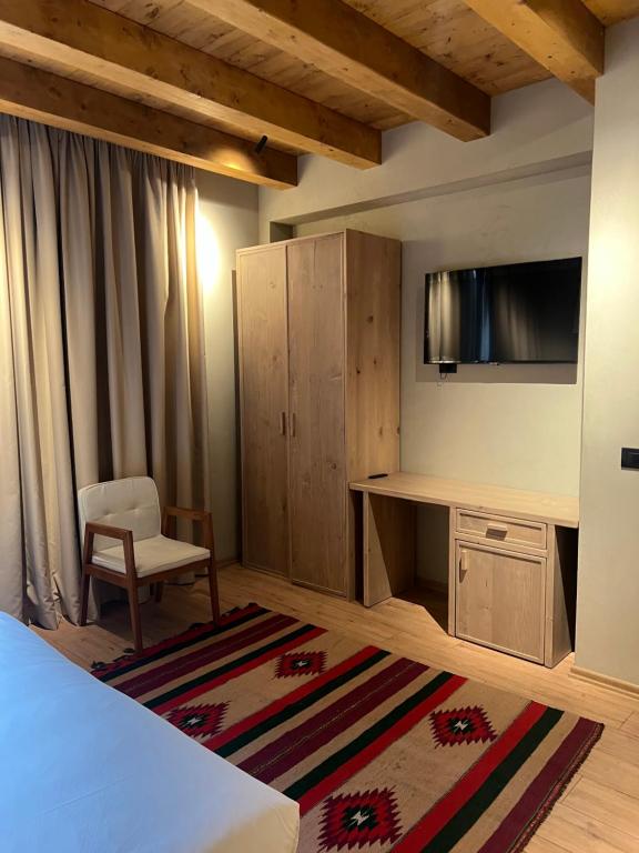 TV a/nebo společenská místnost v ubytování Faces & Places Boutique Hotel