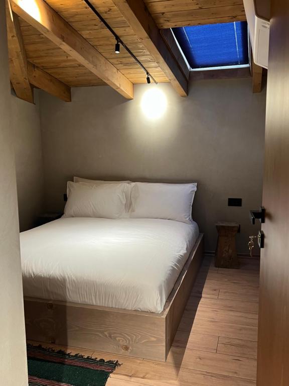 Postel nebo postele na pokoji v ubytování Faces & Places Boutique Hotel