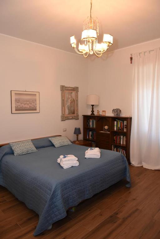 een slaapkamer met een bed met twee handdoeken erop bij Camera e cameretta con bagno privato in Rome