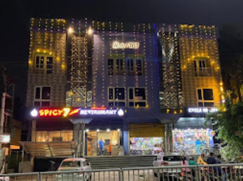 un gran edificio con luces encendidas por la noche en Hotel 707 Bhubaneswar, en Bhubaneshwar