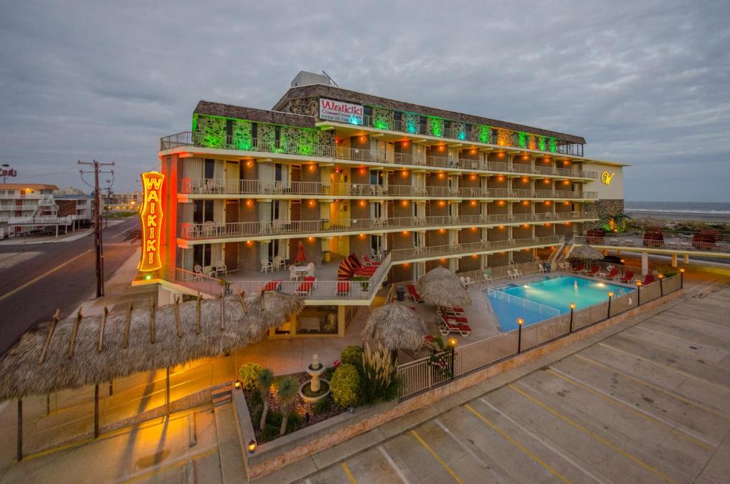un hotel con piscina junto al océano en Waikiki Oceanfront Inn en Wildwood Crest