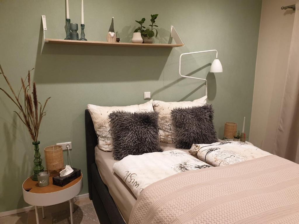 Un dormitorio con una cama con almohadas. en Mediterran-Skandinavisch-2 en Burgthann