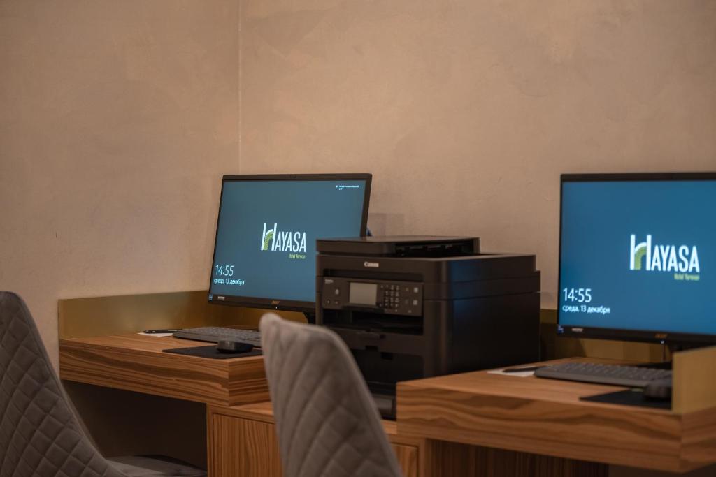 TV a/nebo společenská místnost v ubytování Hayasa Hotel Yerevan