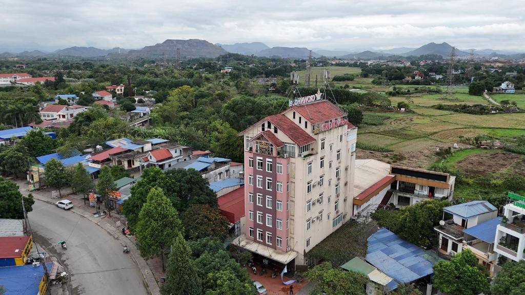 een uitzicht op een gebouw in een stad bij Khách sạn Crown - Gần đại học Nông Lâm TN in Thái Nguyên