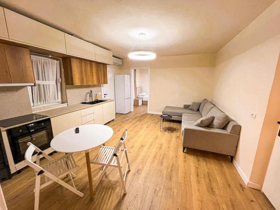 Cozy City Centre Rest 2BR - Image 8