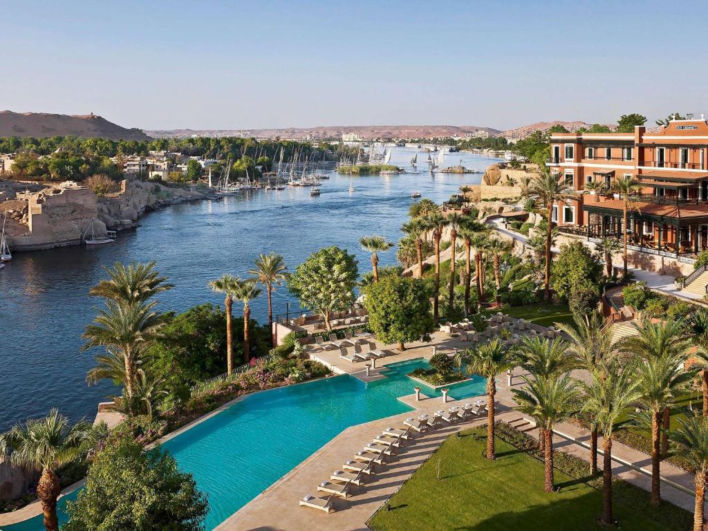 uma vista aérea de um rio com palmeiras e edifícios em Sofitel Legend Old Cataract em Aswan