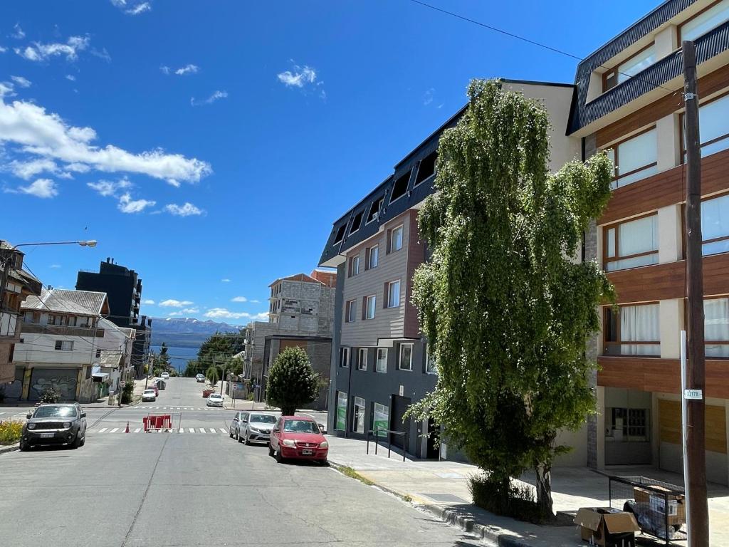 una calle de la ciudad con coches aparcados en la calle en Ruca Malal en San Carlos de Bariloche