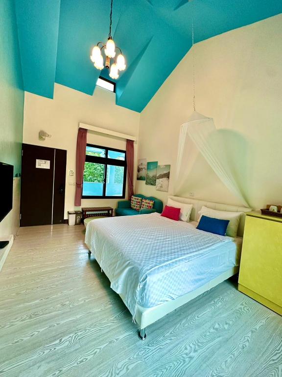 a bedroom with a bed and a blue ceiling at Li Wu Zuo Cun B&amp;B in Chongde