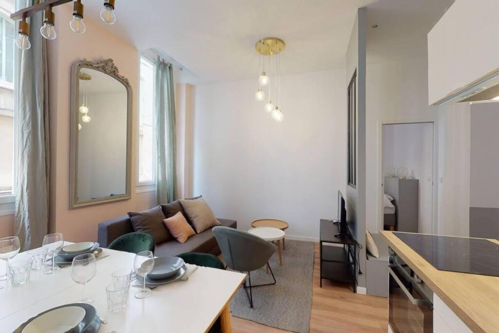 un salon avec un canapé et une table dans l'établissement 5PAV Charmant T2 centre de Marseille, à Marseille