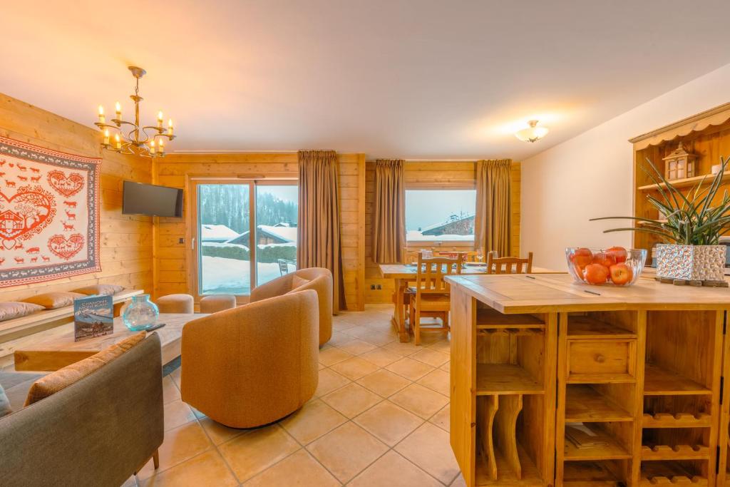 a living room with a table and a dining room at Apartement Bec D1 - Happy Rentals in Chamonix