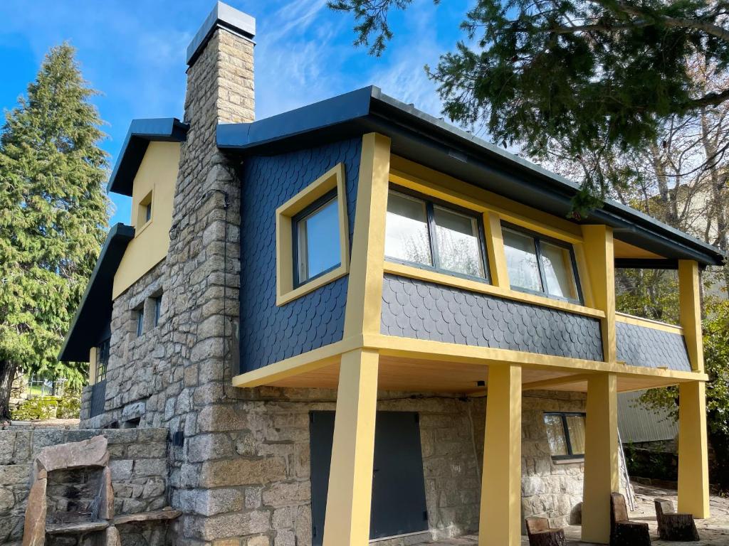 a house with a blue and yellow facade at Chalet Serra no Geopark Serra da Estrela - Gestão Donno in Penhas da Saúde