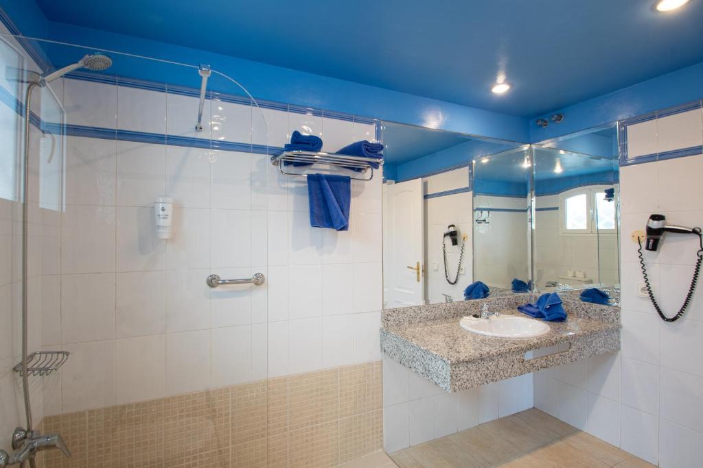 Koupelna v ubytování Apartamentos LIVVO Coloradamar