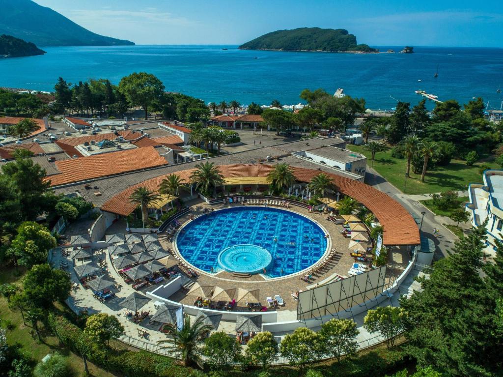 an overhead view of a swimming pool with the ocean in the background at Hotel Slovenska Plaža in Budva