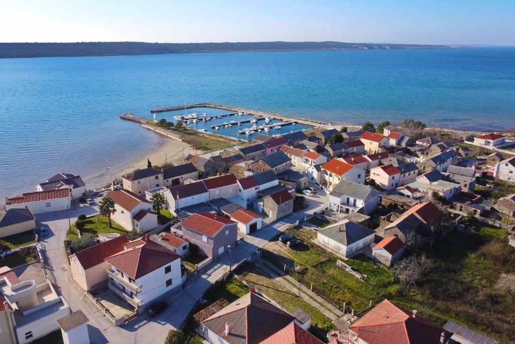 eine Luftaufnahme einer kleinen Stadt am Wasser in der Unterkunft Holiday home Šenta in Ljubač