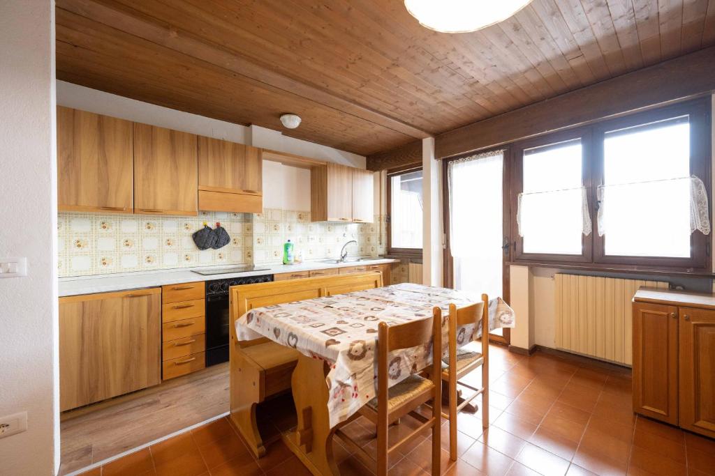 eine Küche mit einem Tisch und einem Tischtuch darauf in der Unterkunft Cesa Alpes 2 in Campitello di Fassa