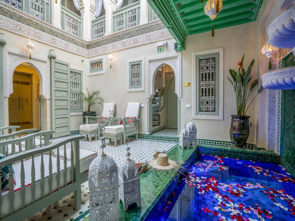 Riad Almisk في مراكش: منزل فيه مسبح وسط الغرفة