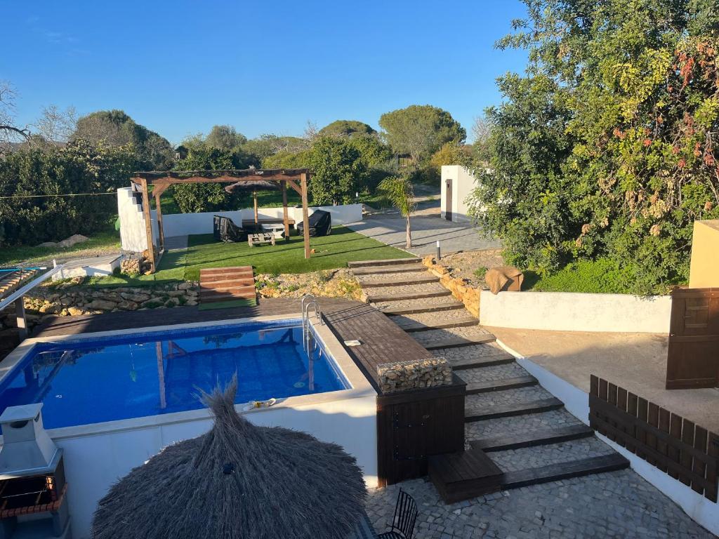 a backyard with a swimming pool and a house at Quinta da Layla in Olhão