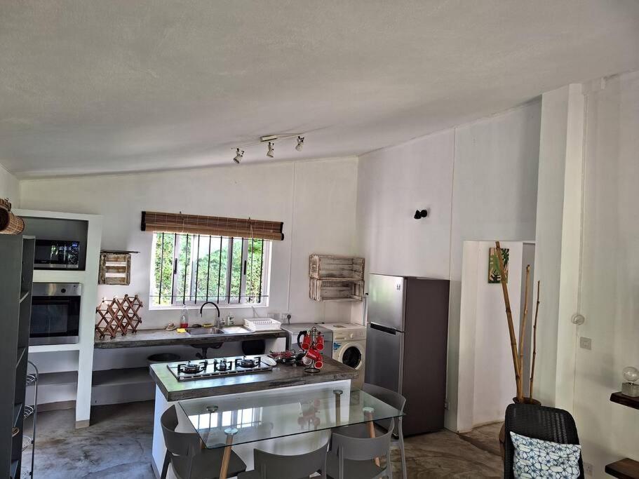 Cuisine ou kitchenette dans l'établissement Maison Tamarin - Riviere Noire pour 5 personnes