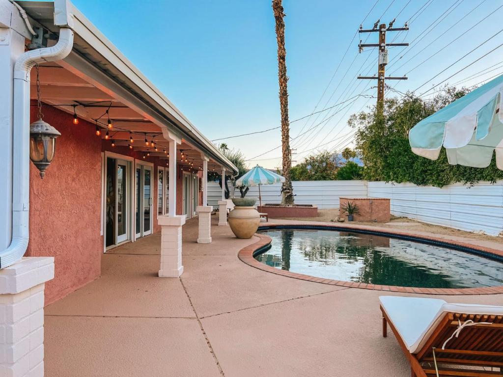 een zwembad voor een gebouw bij Casita Suenito in Palm Springs