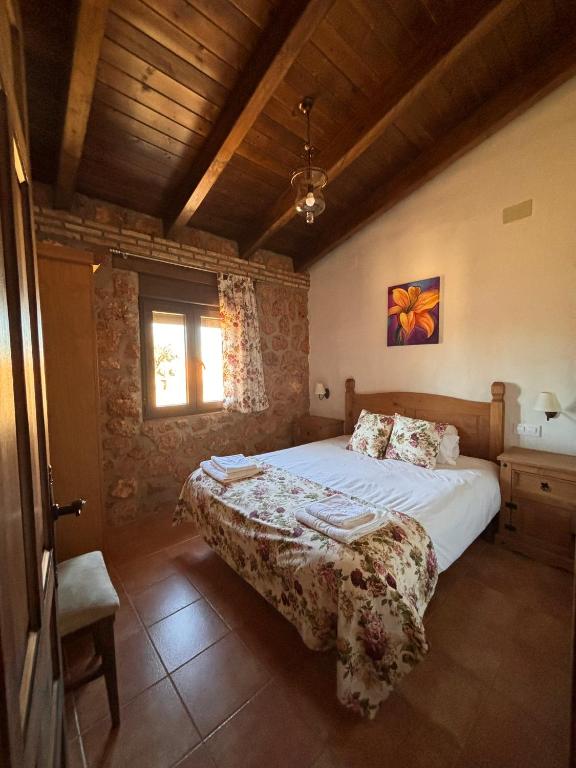 a bedroom with a large bed in a room at Casa del Fraile in Villarrobledo