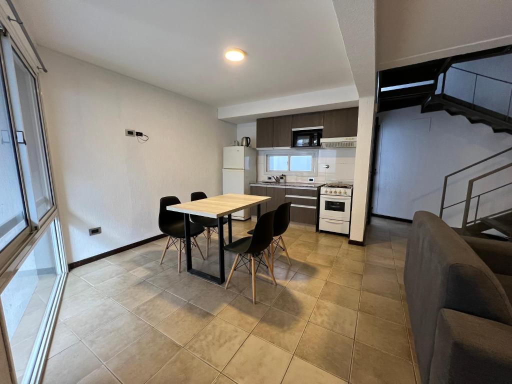 a kitchen and dining room with a table and chairs at Duplex 3/4 pers. en hermosa zona in Guaymallen